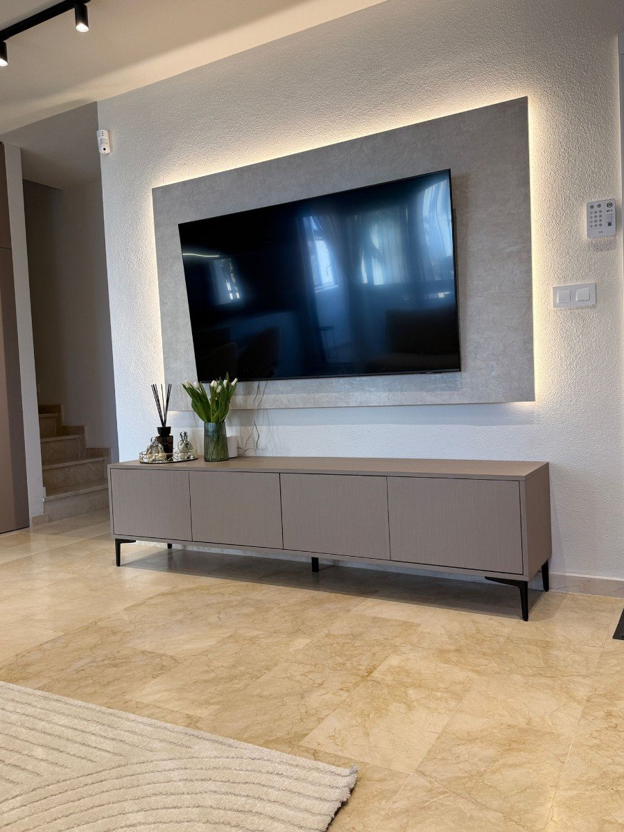This beautifully renovated and fully furnished 138m² apartment offers spacious, modern living with high-quality finishes throughout. Designed for co