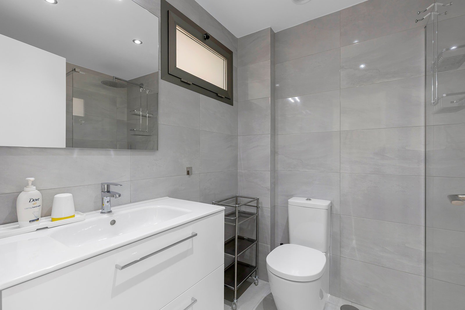 Entdecken Sie diese moderne und elegante Wohnung, die vollständig bezugsfertig ist und sich im beliebten Stadtteil Villamartín befindet. Die Wohnung