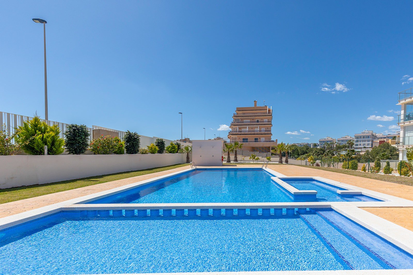 Entdecken Sie diese moderne und elegante Wohnung, die vollständig bezugsfertig ist und sich im beliebten Stadtteil Villamartín befindet. Die Wohnung