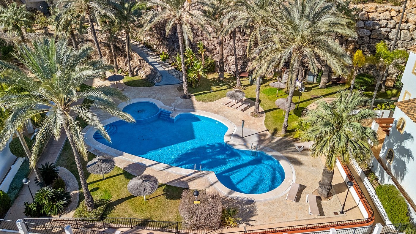   This beautifully renovated apartment is located in an excellently maintained resort with beautifully landscaped gardens and a communal swimming pool