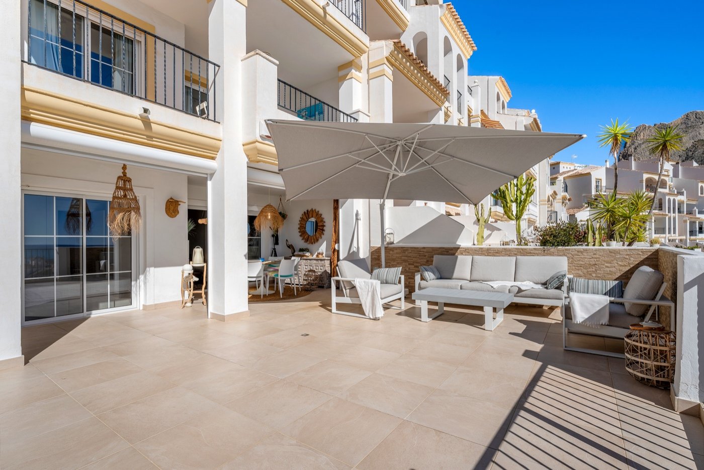   This beautifully renovated apartment is located in an excellently maintained resort with beautifully landscaped gardens and a communal swimming pool