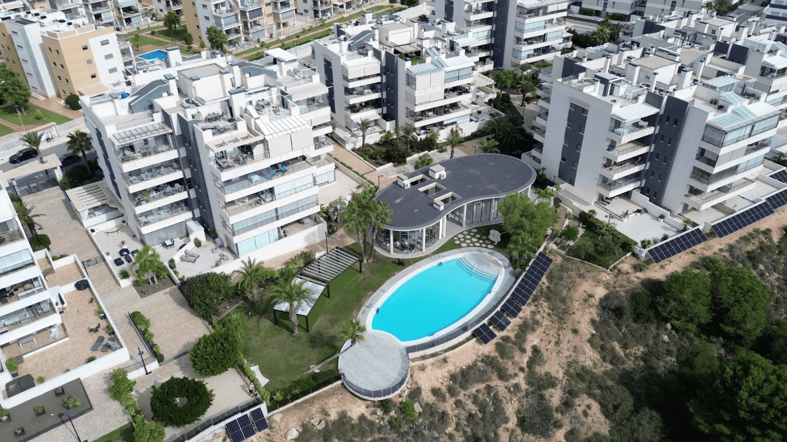 Entdecken Sie dieses elegante und komplett möblierte Apartment in der begehrten Wohnanlage Green Hills in Villamartín, Orihuela Costa. Die Immobilie