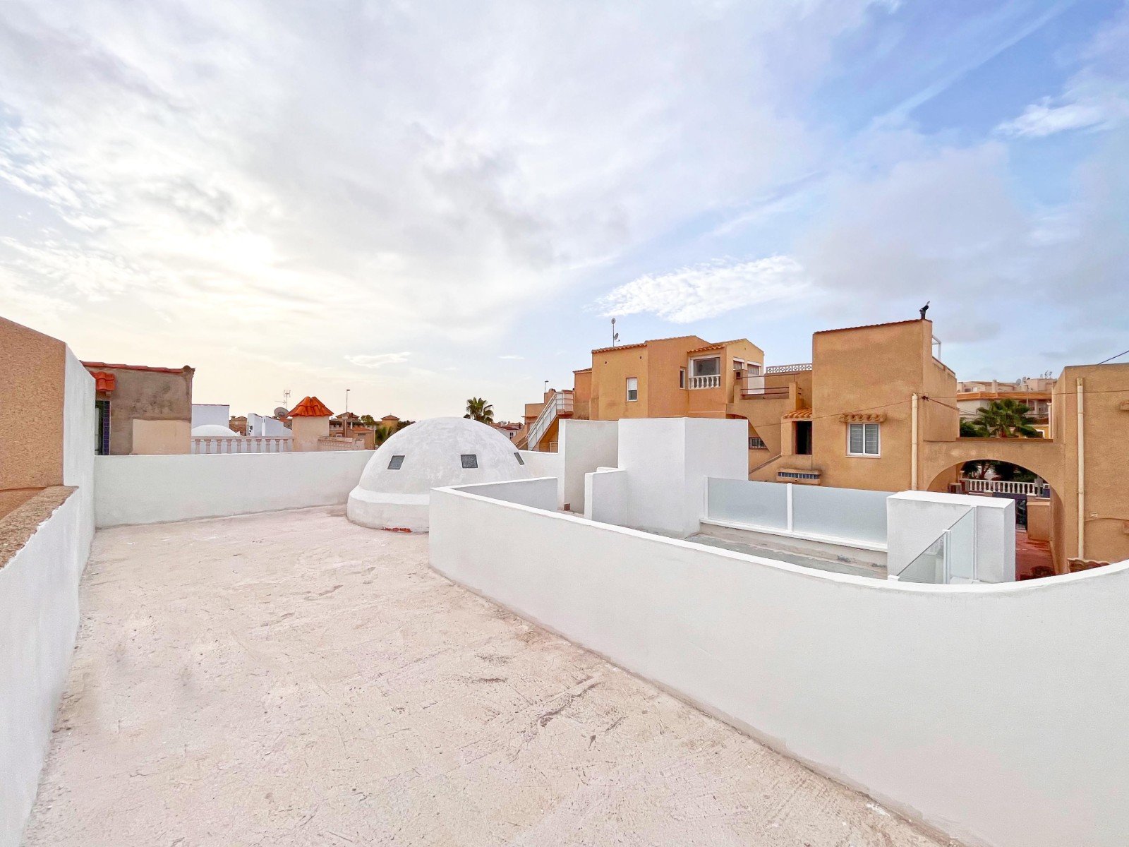 Dieses wunderschön renovierte, einstöckige Haus im Herzen von Playa Flamenca bietet die perfekte Kombination aus modernem Komfort und Außenwohnbereic