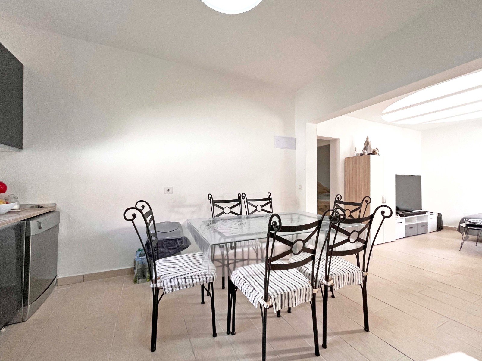 Dieses wunderschön renovierte, einstöckige Haus im Herzen von Playa Flamenca bietet die perfekte Kombination aus modernem Komfort und Außenwohnbereic