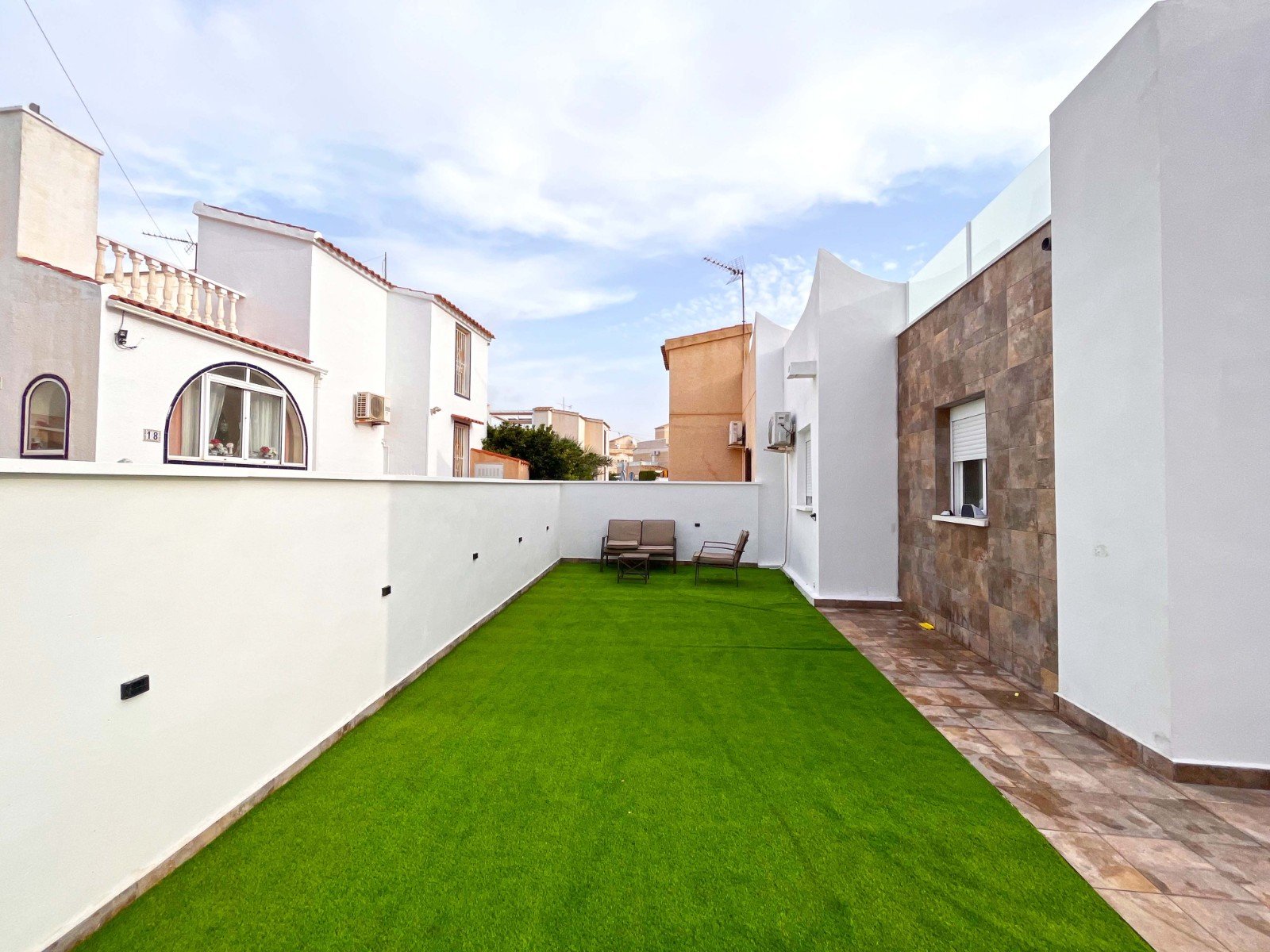 Dieses wunderschön renovierte, einstöckige Haus im Herzen von Playa Flamenca bietet die perfekte Kombination aus modernem Komfort und Außenwohnbereic