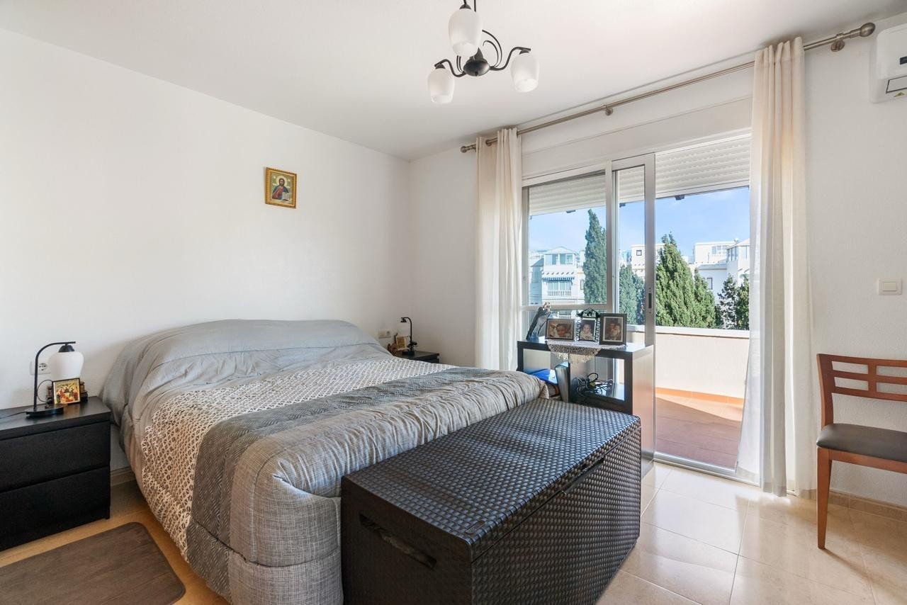 Wir präsentieren Ihnen diese gepflegte, freistehende Villa im begehrten Wohngebiet Blue Lagoon in Villamartin. Das Haus verfügt über 3 Schlafzimmer u