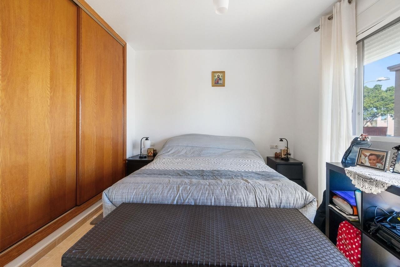 Wir präsentieren Ihnen diese gepflegte, freistehende Villa im begehrten Wohngebiet Blue Lagoon in Villamartin. Das Haus verfügt über 3 Schlafzimmer u
