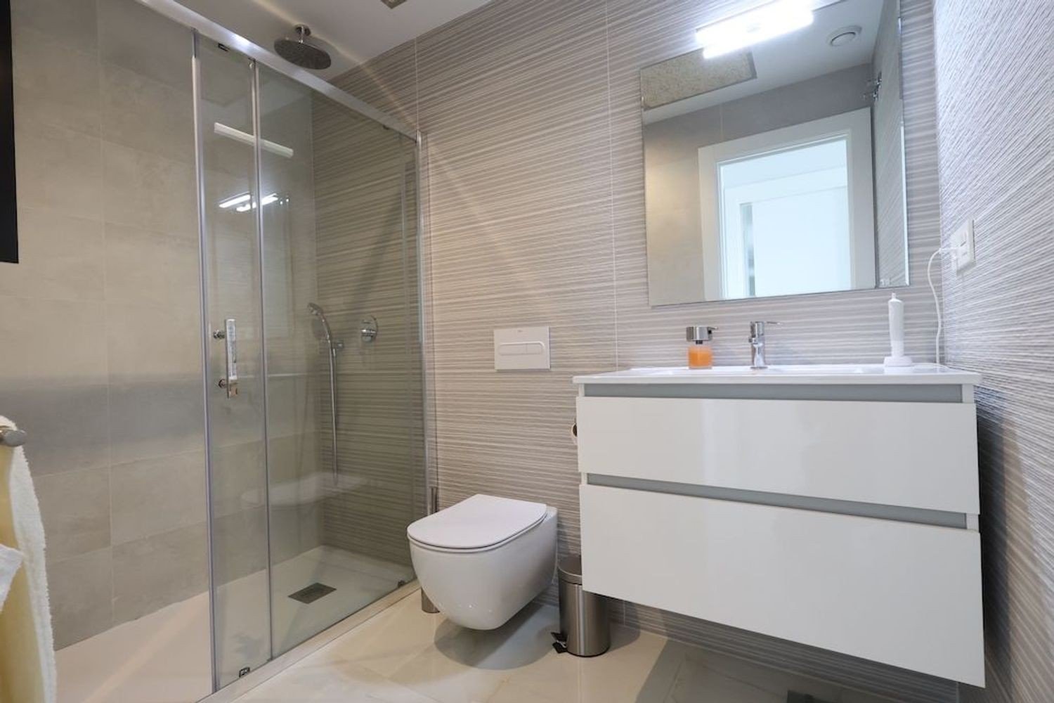Südlich ausgerichtete Wohnung mit Blick auf Garten und Pool Diese bezugsfertige Zwei-Schlafzimmer-Wohnung im zweiten Stock vereint Sonne, Komfort und