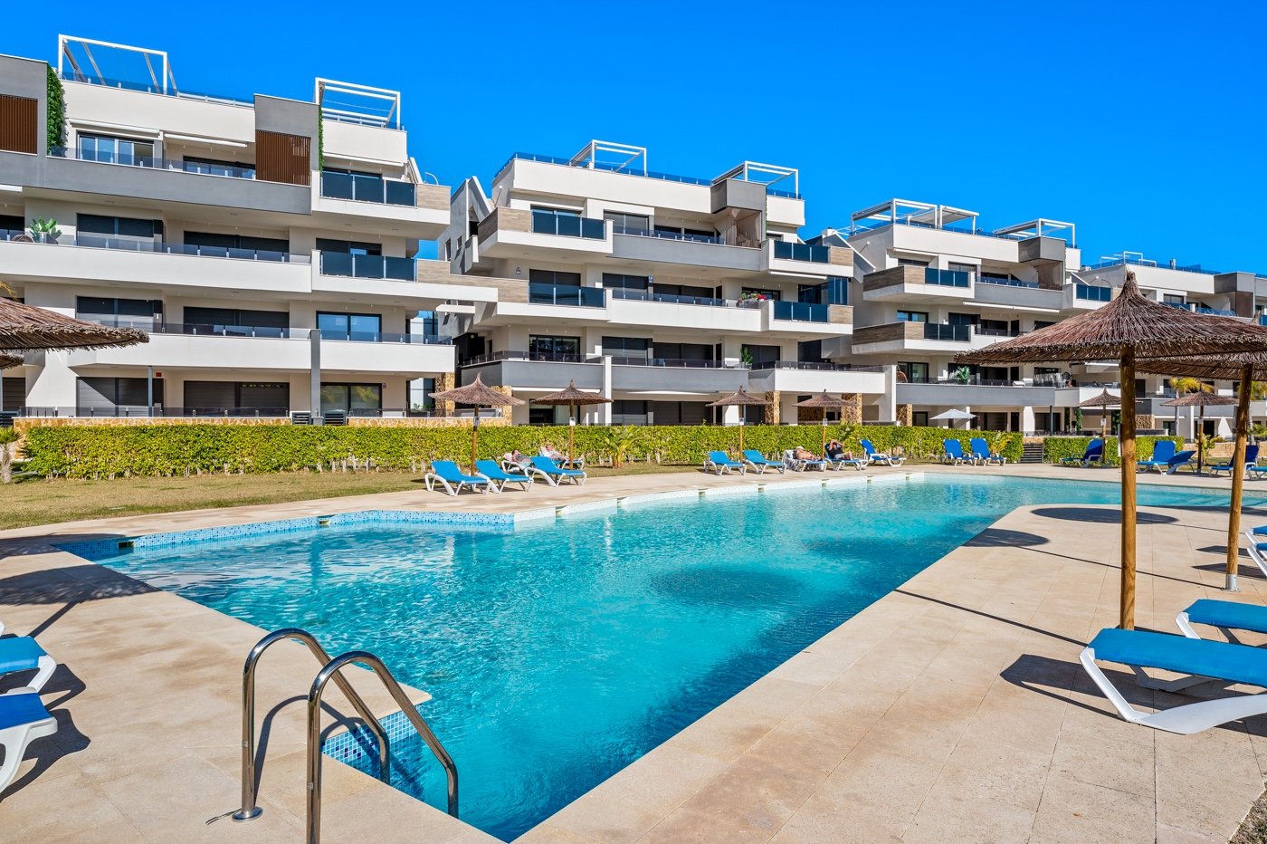 In einer der begehrtesten Lagen von Playa Flamenca an der Orihuela Costa präsentieren wir Ihnen diese exklusive Eck-Erdgeschosswohnung in einem erst