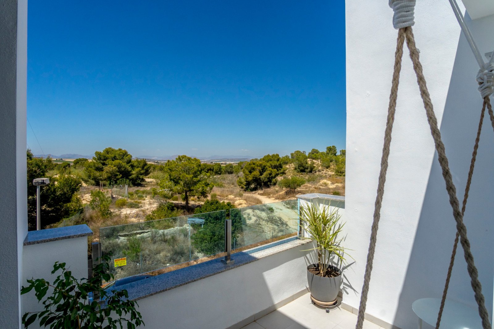 In der begehrten Gegend von Villamartín gelegen, bietet dieses wunderschön präsentierte Triplex-Haus eine außergewöhnliche Kombination aus modernem D