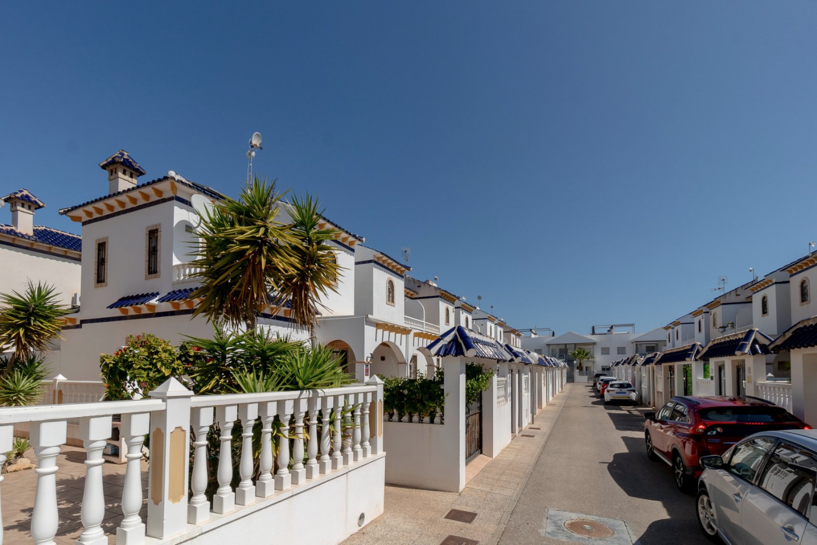 Makelloses Reihenhaus in Las Chismosas, einer idealen Lage zwischen La Florida und Playa Flamenca. Dieses gepflegte Zuhause bietet beim Betr