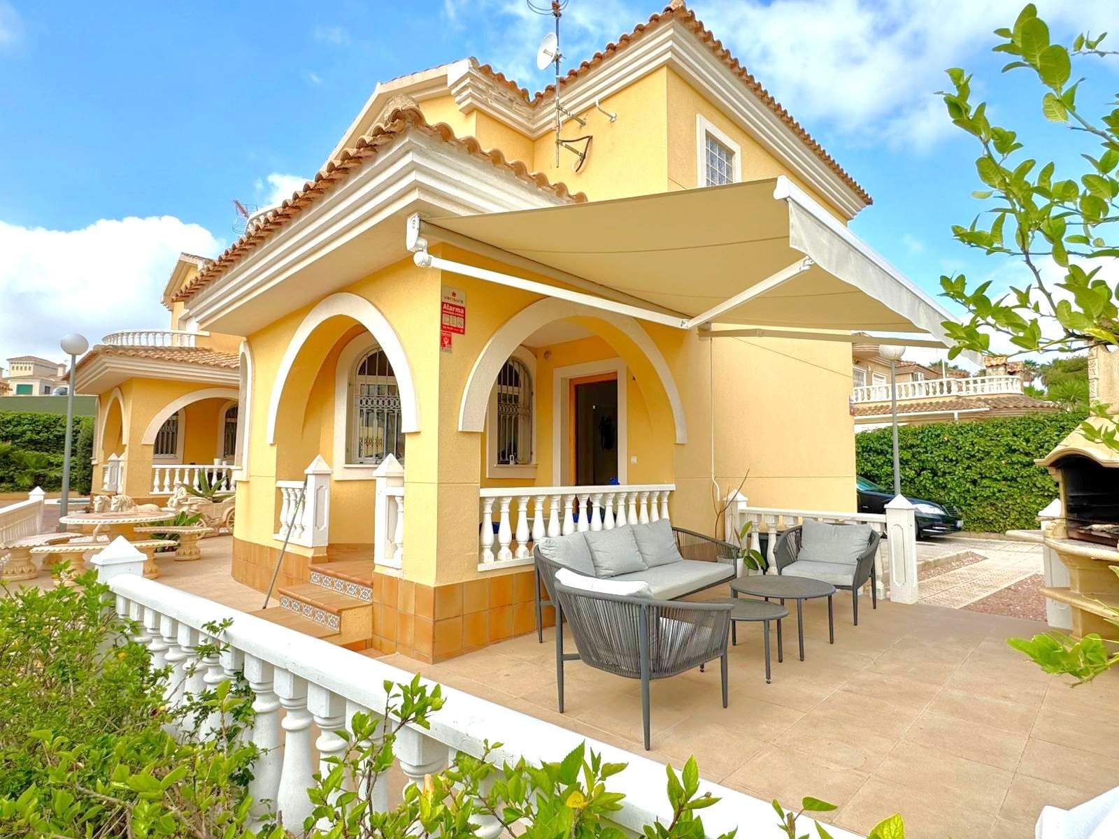 Well maintained and well distributed detached villa at 250m distance from the popular La Fuente Commercial centre
The 110m2 (approx..) pro