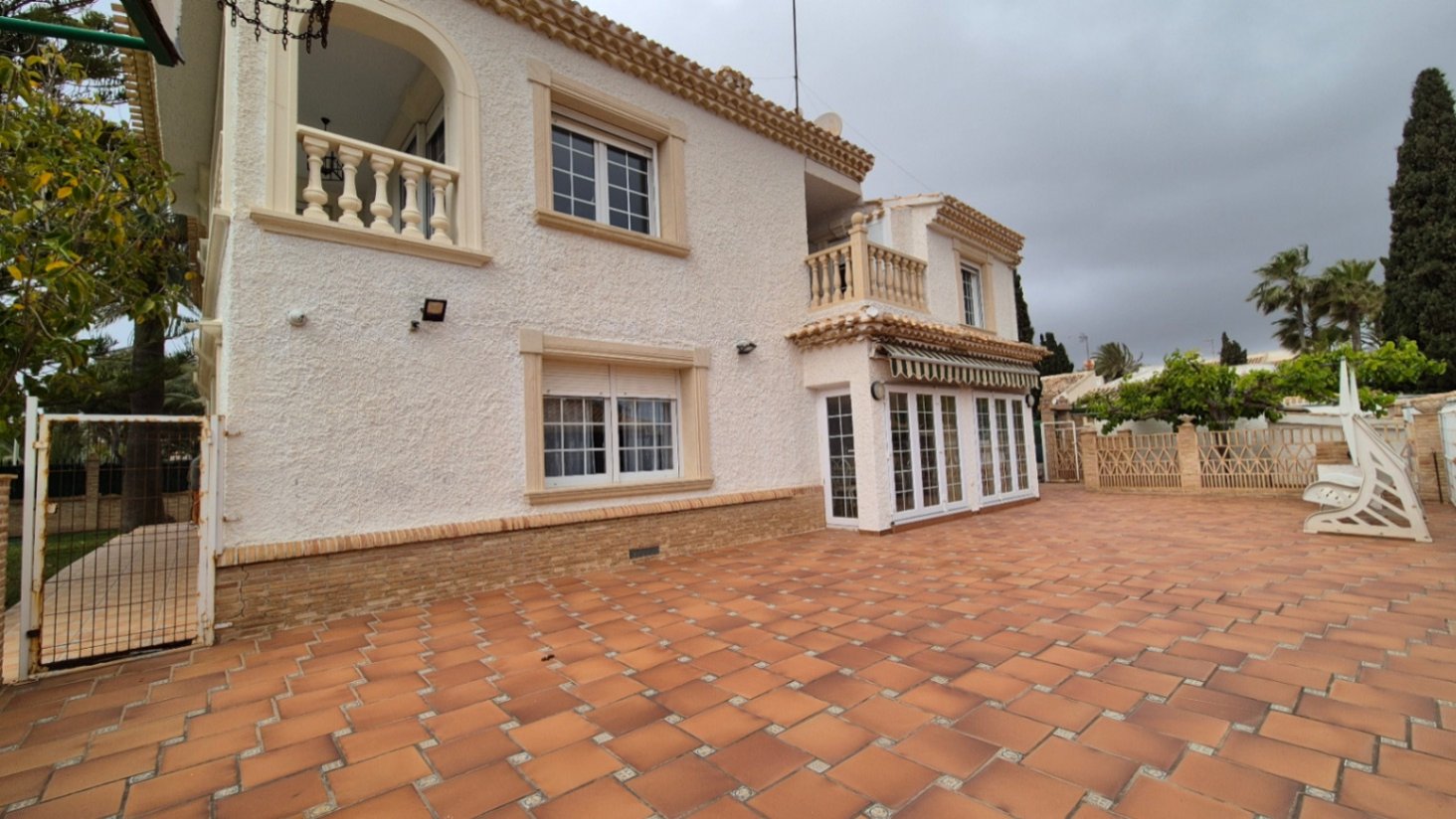 Eingebettet in eine Privatstraße, die von exklusiven Villen gesäumt ist, strahlt dieses atemberaubende Anwesen in Cabo Roig den luxuriösen Charme und