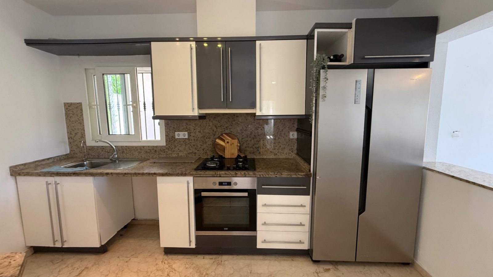 Große freistehende Villa mit 4 Schlafzimmern, 2 Bädern in erster Reihe zum Las Ramblas Golfplatz.
Diese sehr gut gepflegte Villa verfügt au