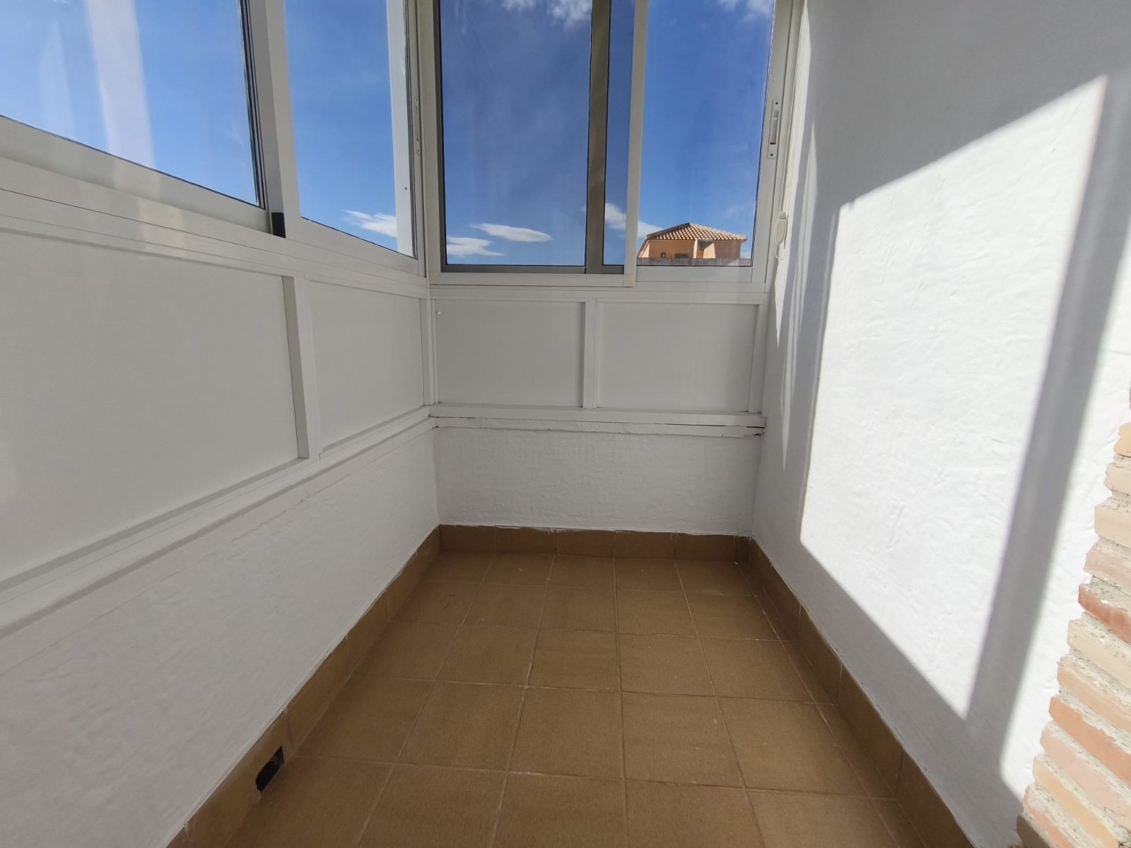 

Entdecken Sie diesen wunderschönen Bungalow auf zwei Etagen mit Dachterrasse, gelegen auf einem privaten Grundstück in d