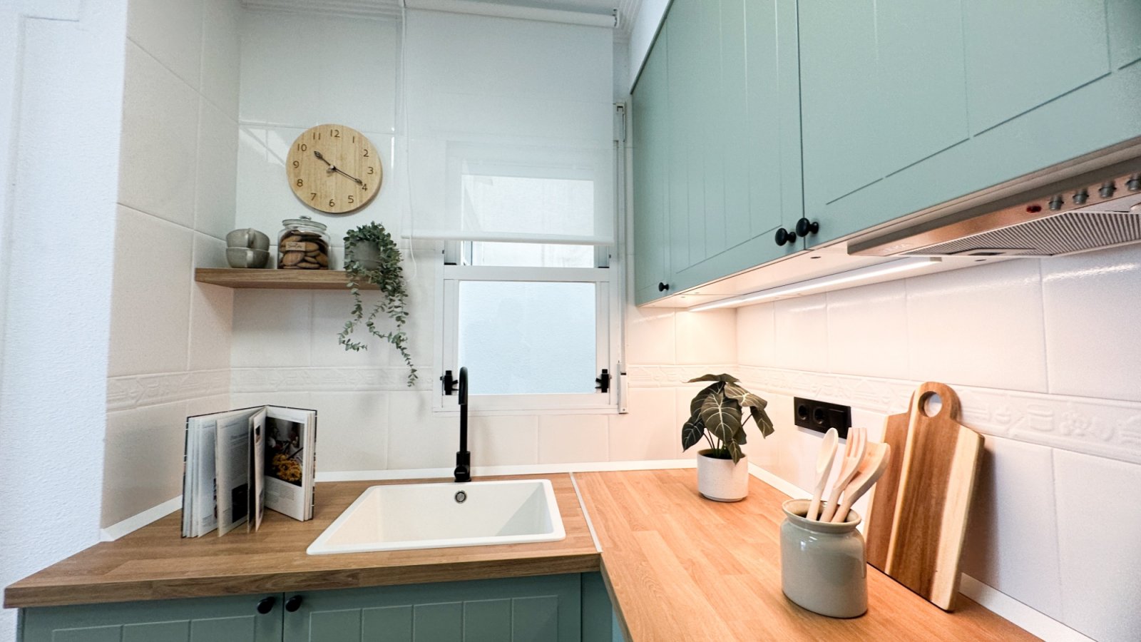Komplett renoviert im Jahr 2026, wurde dieses beeindruckende moderne Apartment nach höchsten Standards vollständig saniert, wobei absolut alles neu i