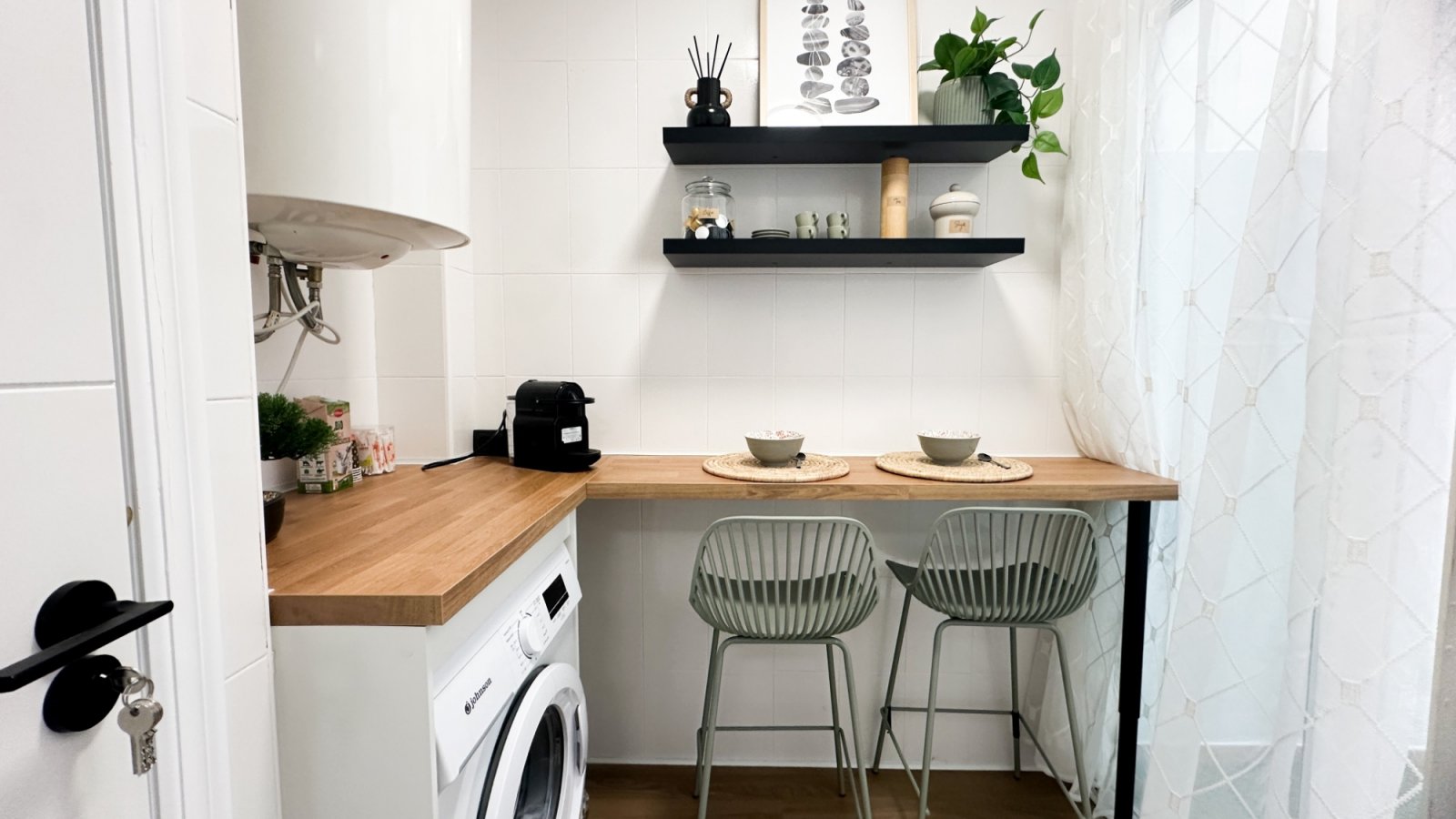Komplett renoviert im Jahr 2026, wurde dieses beeindruckende moderne Apartment nach höchsten Standards vollständig saniert, wobei absolut alles neu i
