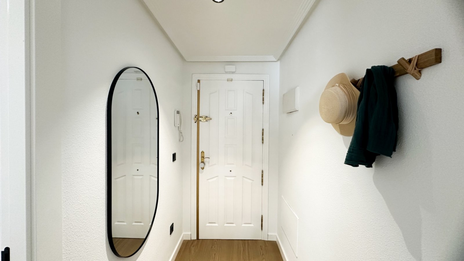 Komplett renoviert im Jahr 2026, wurde dieses beeindruckende moderne Apartment nach höchsten Standards vollständig saniert, wobei absolut alles neu i