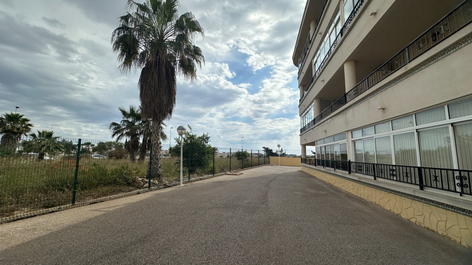 Komplett renoviert im Jahr 2026, wurde dieses beeindruckende moderne Apartment nach höchsten Standards vollständig saniert, wobei absolut alles neu i