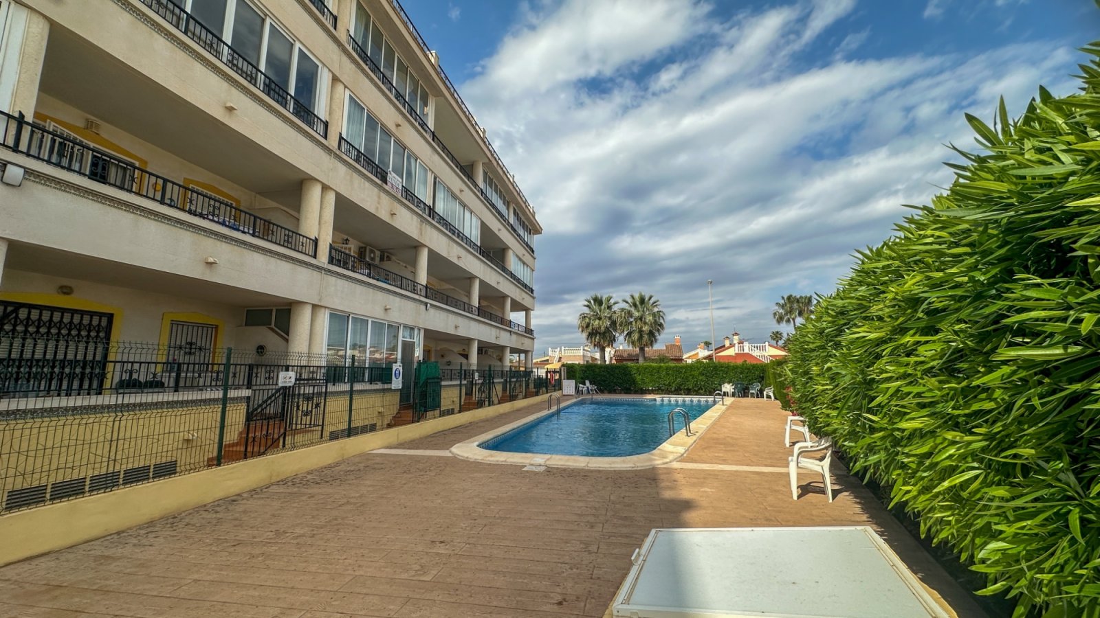 Komplett renoviert im Jahr 2026, wurde dieses beeindruckende moderne Apartment nach höchsten Standards vollständig saniert, wobei absolut alles neu i
