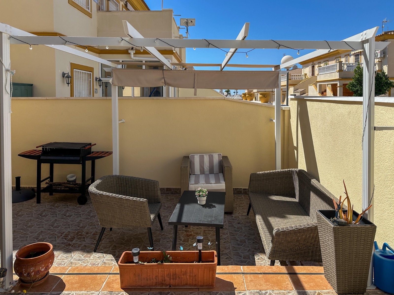 Suchen Sie das perfekte Ferienhaus oder eine attraktive Kapitalanlage? Dieser charmante Bungalow im Erdgeschoss in Playa Flamenca bietet alles, was S