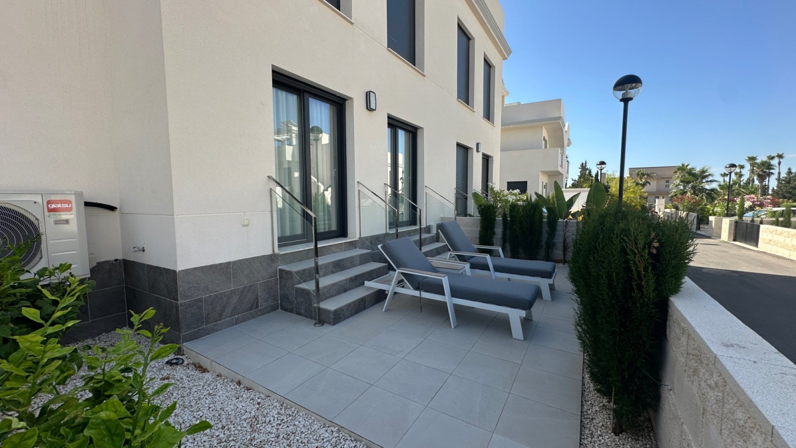 Genießen Sie erstklassigen mediterranen Lifestyle in dieser ultramodernen, 2024 erbauten Wohnung in Ciudad Quesada. Das energieeffiziente Objekt bes