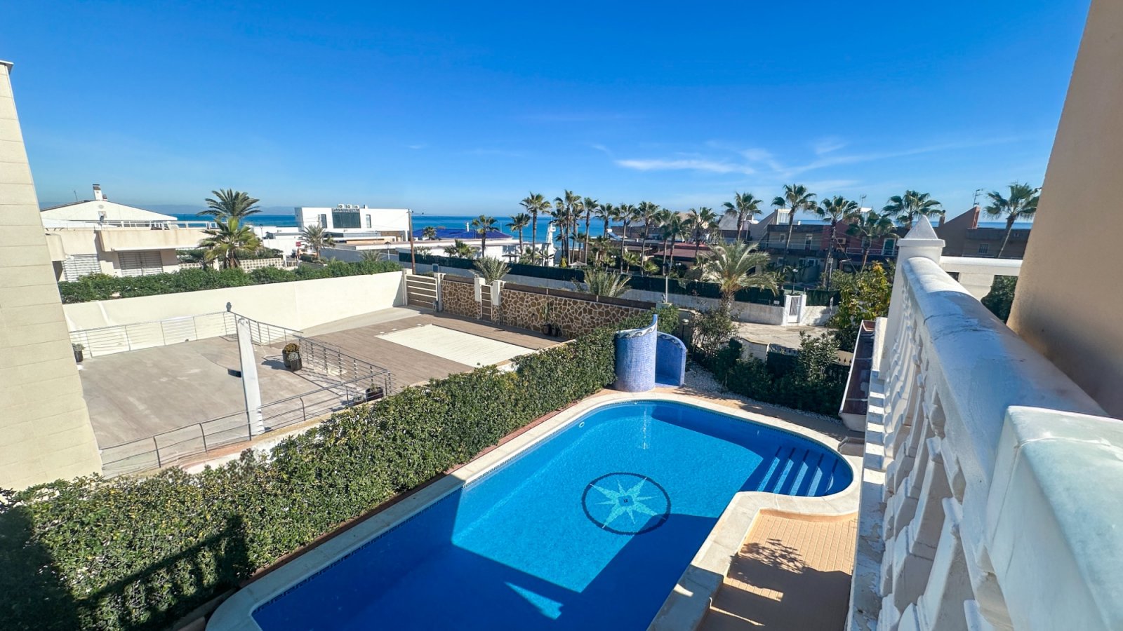 Freistehende Villa im mediterranen Stil, nur 180 Meter vom Strand von La Mata entfernt, Mit Meerblick, in einer der begehrtesten Gegende