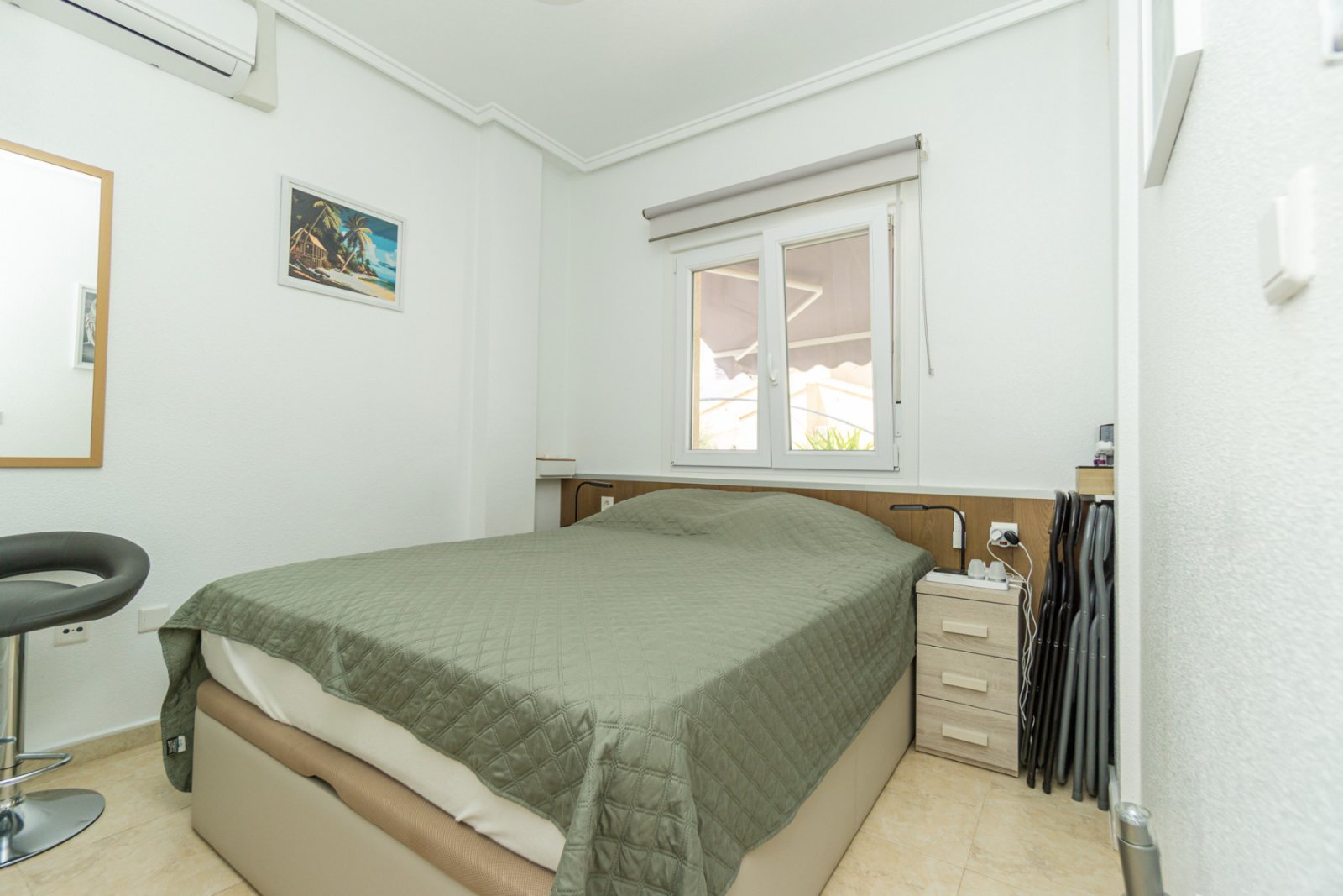 Dieses sehr gepflegte Reihenhaus in der beliebten Wohngegend Benimar bietet alles für komfortables Wohnen an der südlichen Costa Blanca. Die Immobili