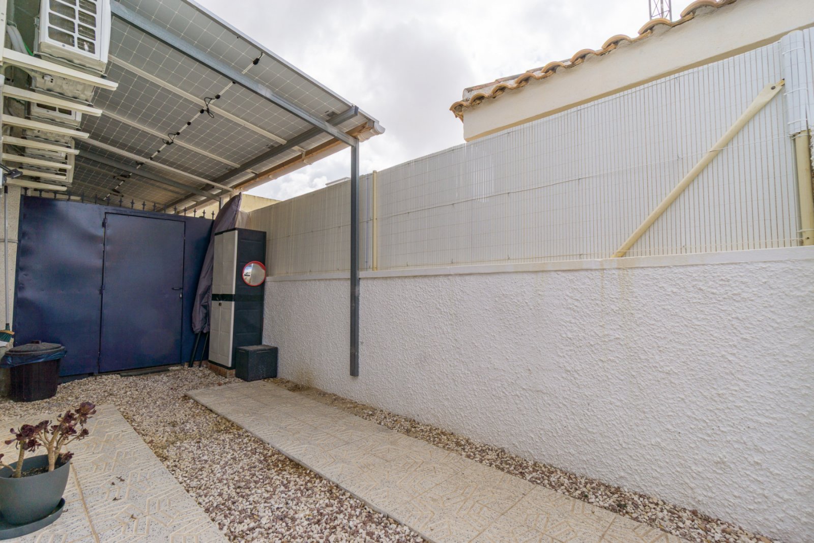 Dieses sehr gepflegte Reihenhaus in der beliebten Wohngegend Benimar bietet alles für komfortables Wohnen an der südlichen Costa Blanca. Die Immobili