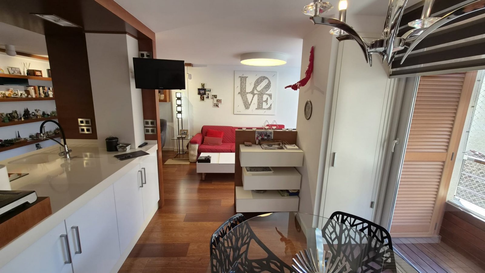 Spektakuläre Luxuswohnung mit 4 Schlafzimmern, die in 3 geräumige Schlafzimmer mit Ankleidezimmern umgewandelt wurden.

Di