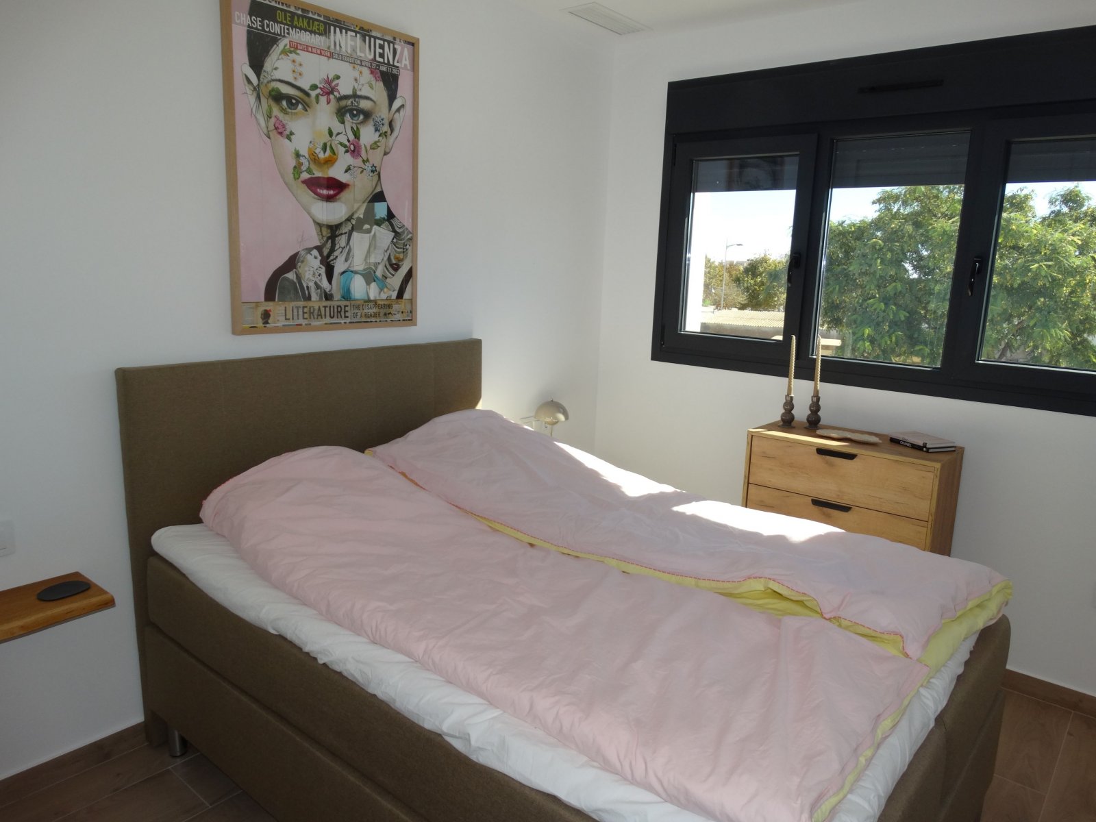 Im charmanten Ort Pilar de la Horadada gelegen, bietet dieser exklusive Bungalow eine einzigartige Gelegenheit, das Leben an der Costa Blanca zu geni