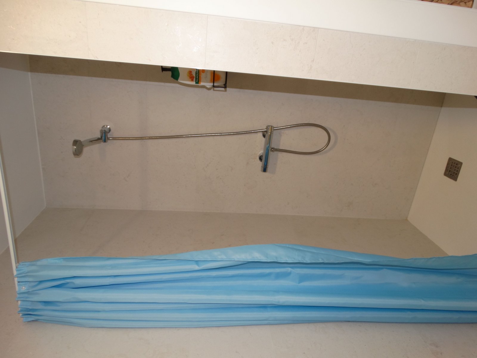 Im charmanten Ort Pilar de la Horadada gelegen, bietet dieser exklusive Bungalow eine einzigartige Gelegenheit, das Leben an der Costa Blanca zu geni