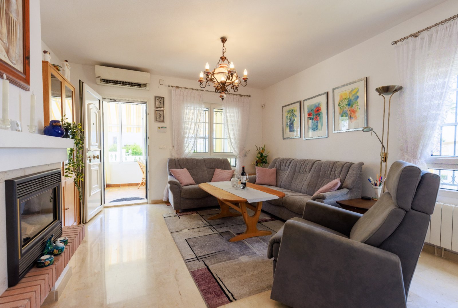 Diese wunderschön gelegene, freistehende Villa mit 3 Schlafzimmern und 2 Bädern in Villamartín Rioja (Grundstücksgröße 285 m²) besticht durch ihre be