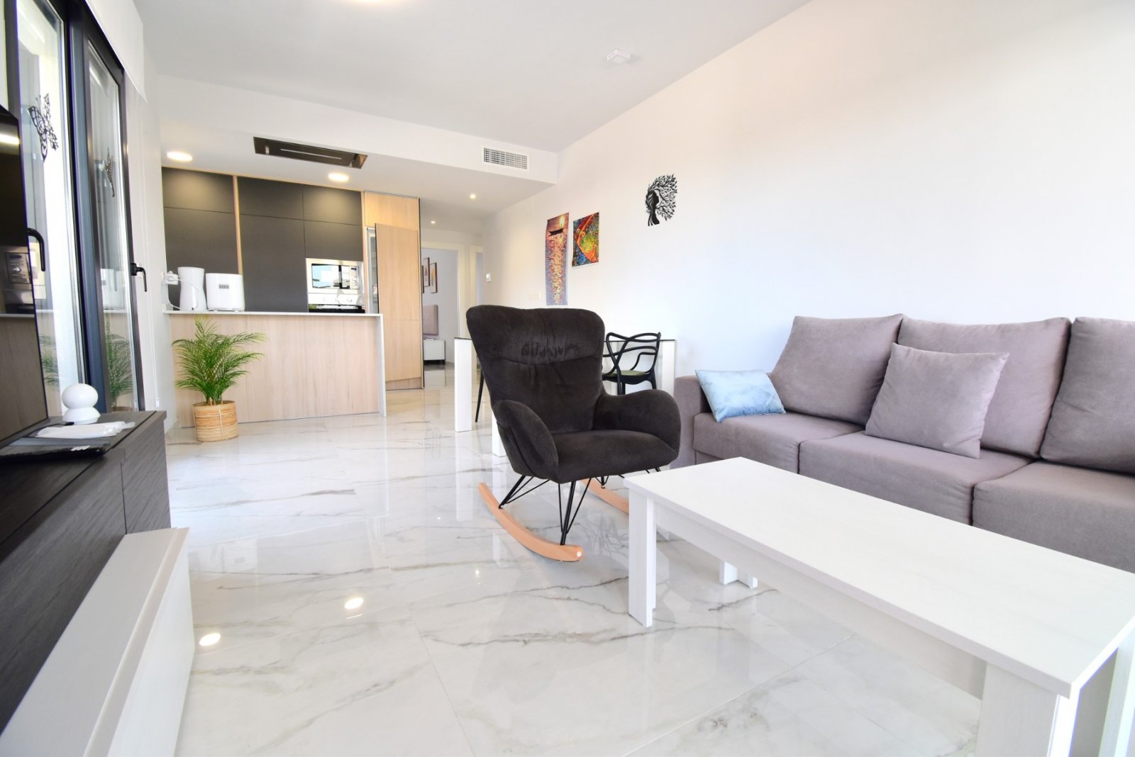 This West Facing, Two Bedroom, Second Floor Apartment in Los Altos is located within a 10 minute walk of a main chain supermarket, JYSK furniture st