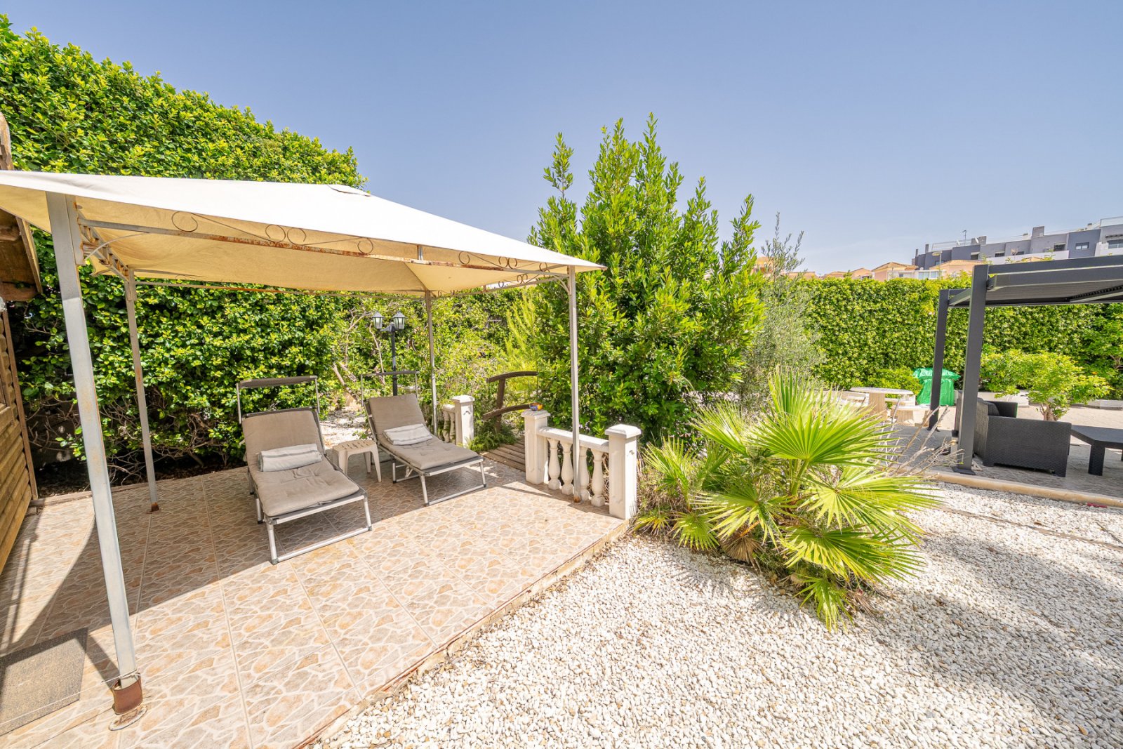 In der begehrten, abgeschlossenen Wohnanlage Villas San José, zwischen La Zenia und Playa Flamenca gelegen, bietet diese freistehende Villa Privatsph