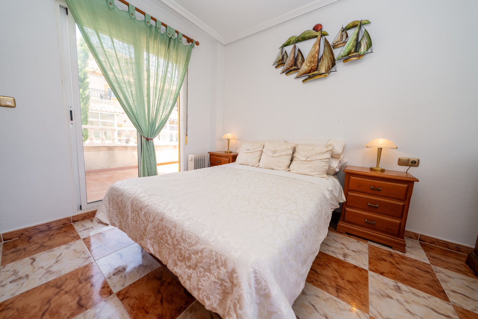 In der begehrten, abgeschlossenen Wohnanlage Villas San José, zwischen La Zenia und Playa Flamenca gelegen, bietet diese freistehende Villa Privatsph