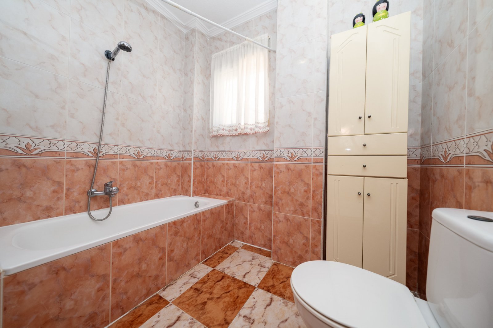 In der begehrten, abgeschlossenen Wohnanlage Villas San José, zwischen La Zenia und Playa Flamenca gelegen, bietet diese freistehende Villa Privatsph