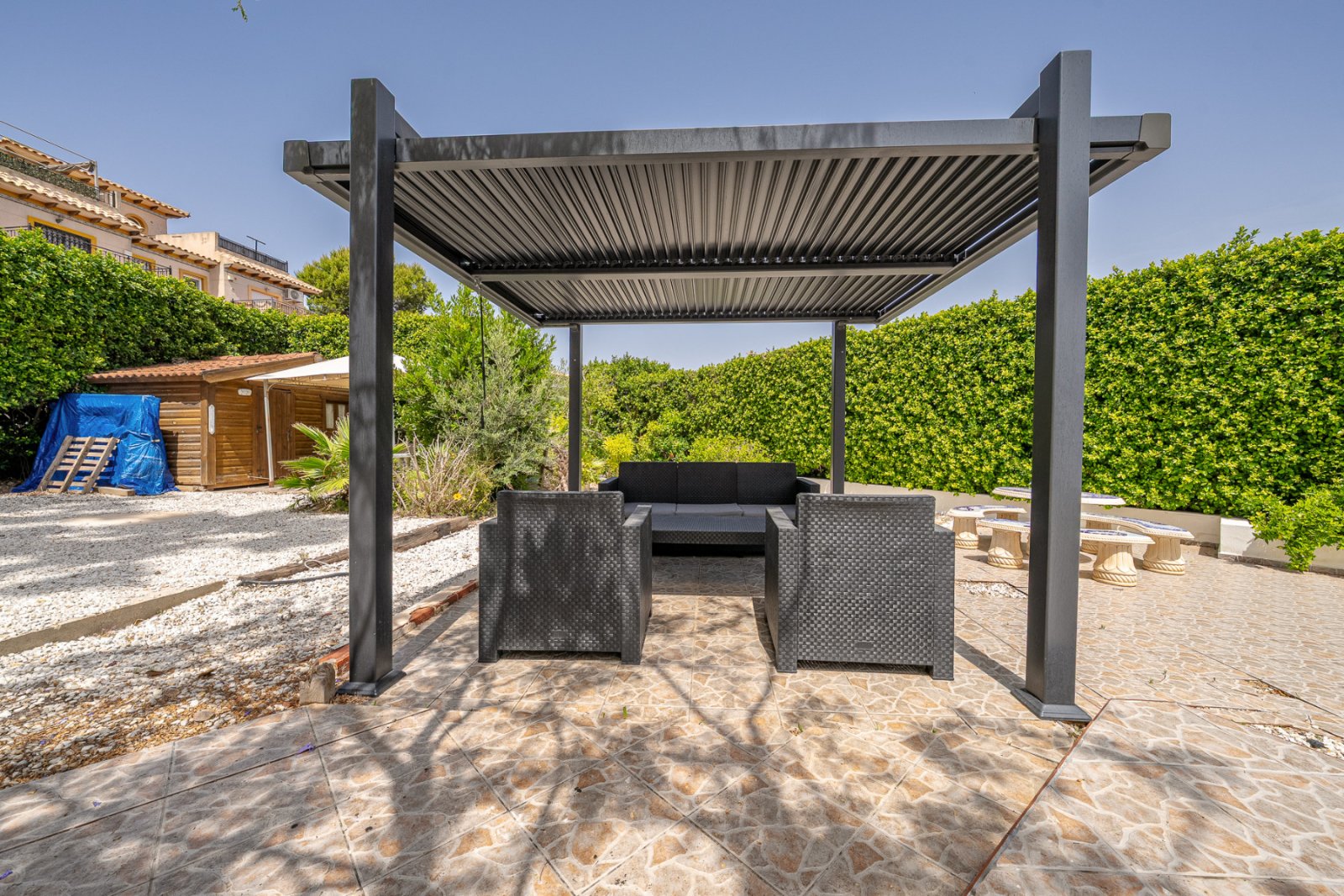 In der begehrten, abgeschlossenen Wohnanlage Villas San José, zwischen La Zenia und Playa Flamenca gelegen, bietet diese freistehende Villa Privatsph