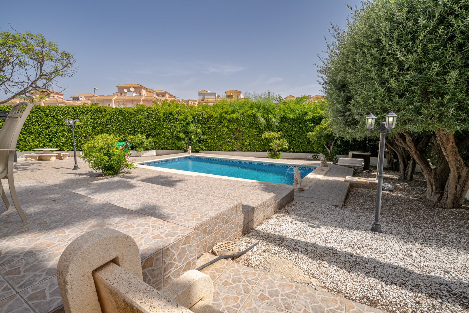 In der begehrten, abgeschlossenen Wohnanlage Villas San José, zwischen La Zenia und Playa Flamenca gelegen, bietet diese freistehende Villa Privatsph