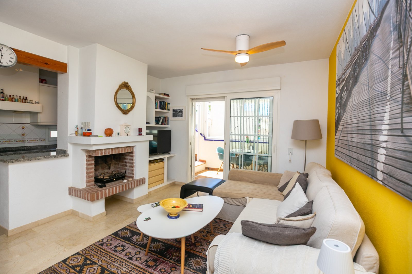 Entdecken Sie diesen wunderschönen Bungalow im Obergeschoss in der beliebten Wohnanlage Residencial Jerez in Playa Flamenca, einer der begehrtesten W