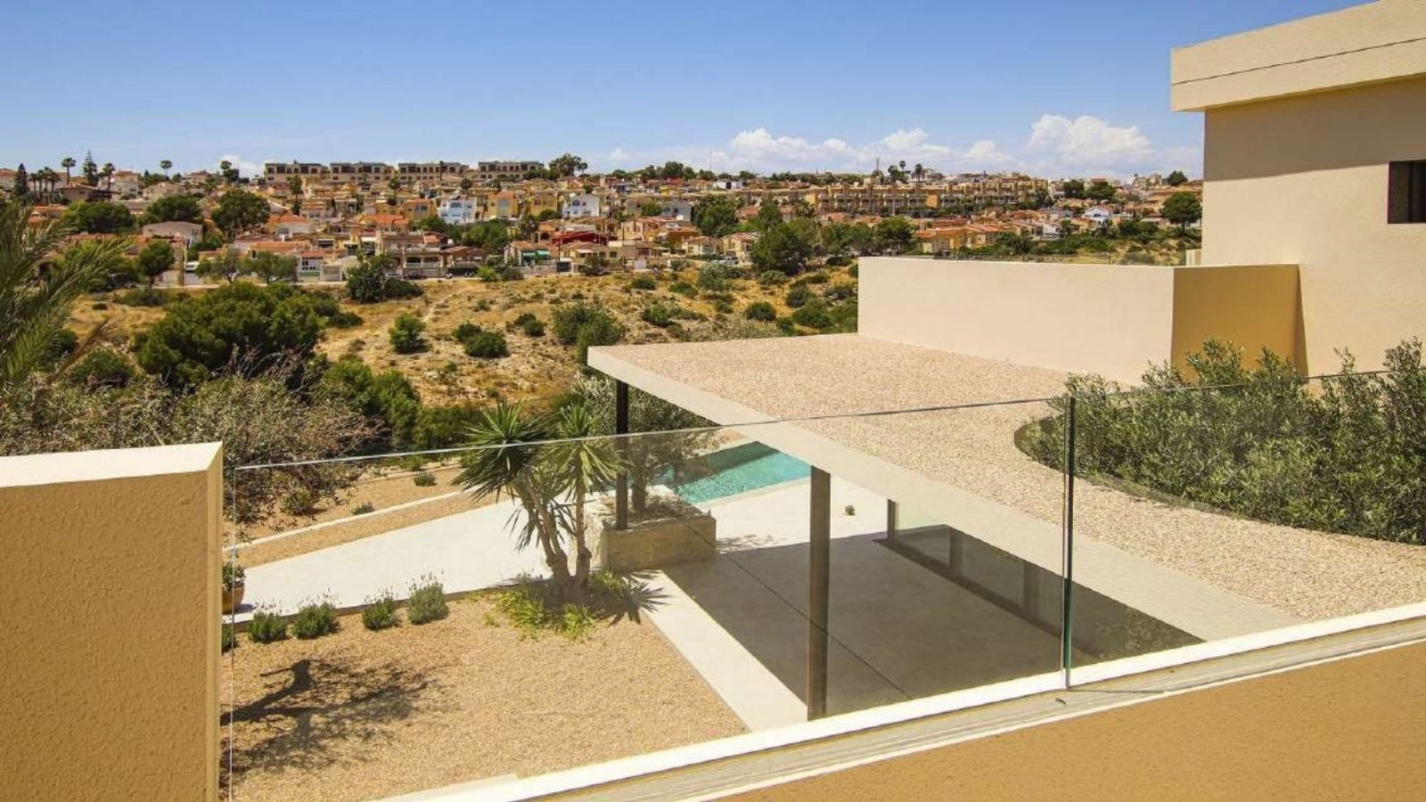 In der charmanten Gegend von La Marina gelegen, bietet diese Villa ein außergewöhnliches Wohnerlebnis. Mit einem modernen und eleganten Design ist di
