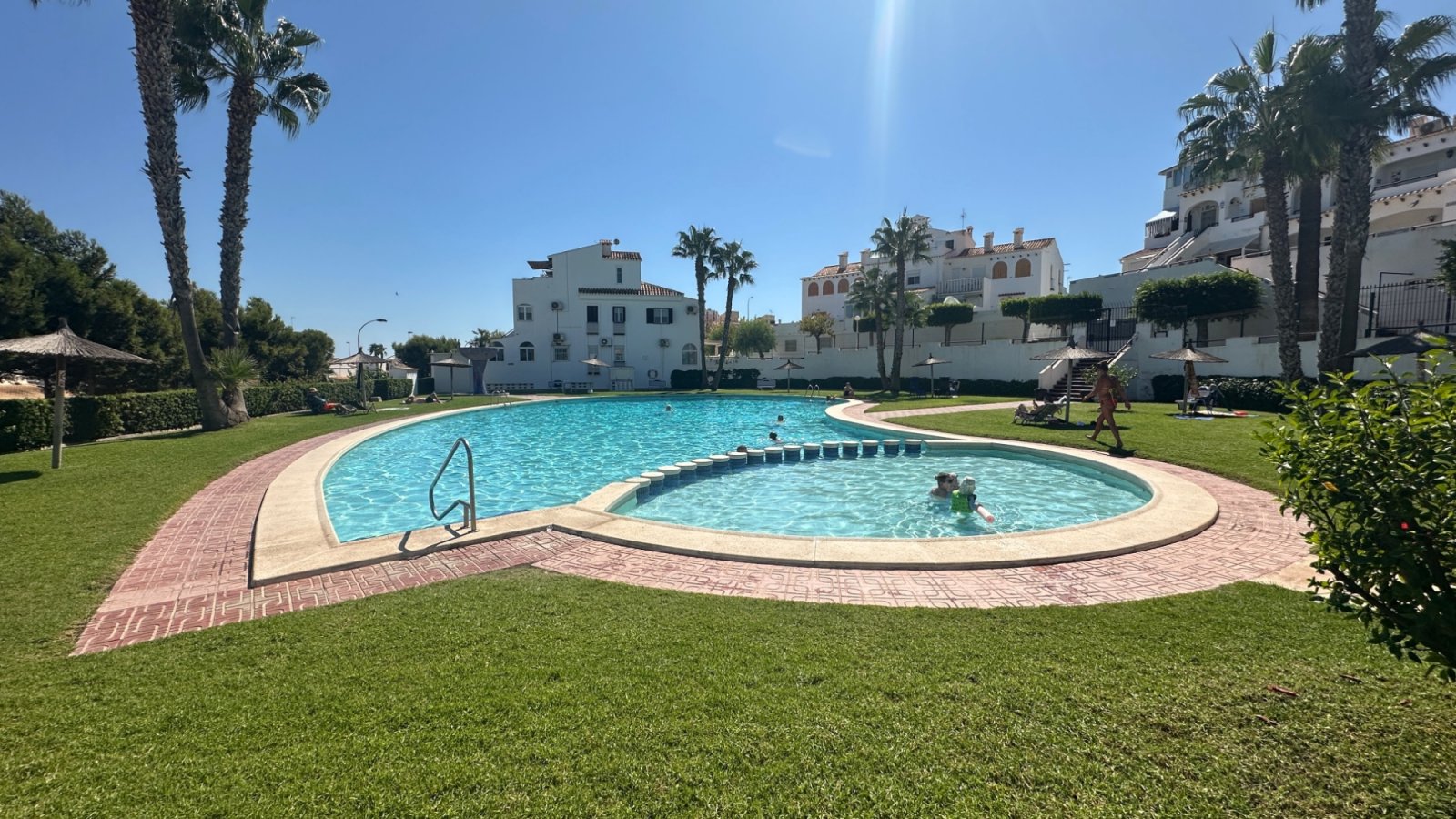 Willkommen in diesem charmanten Reihenhaus in der beliebten Gegend von La Mata, Torrevieja. Die Immobilie verfügt über 3 Schlafzimmer und 2 Badezimme