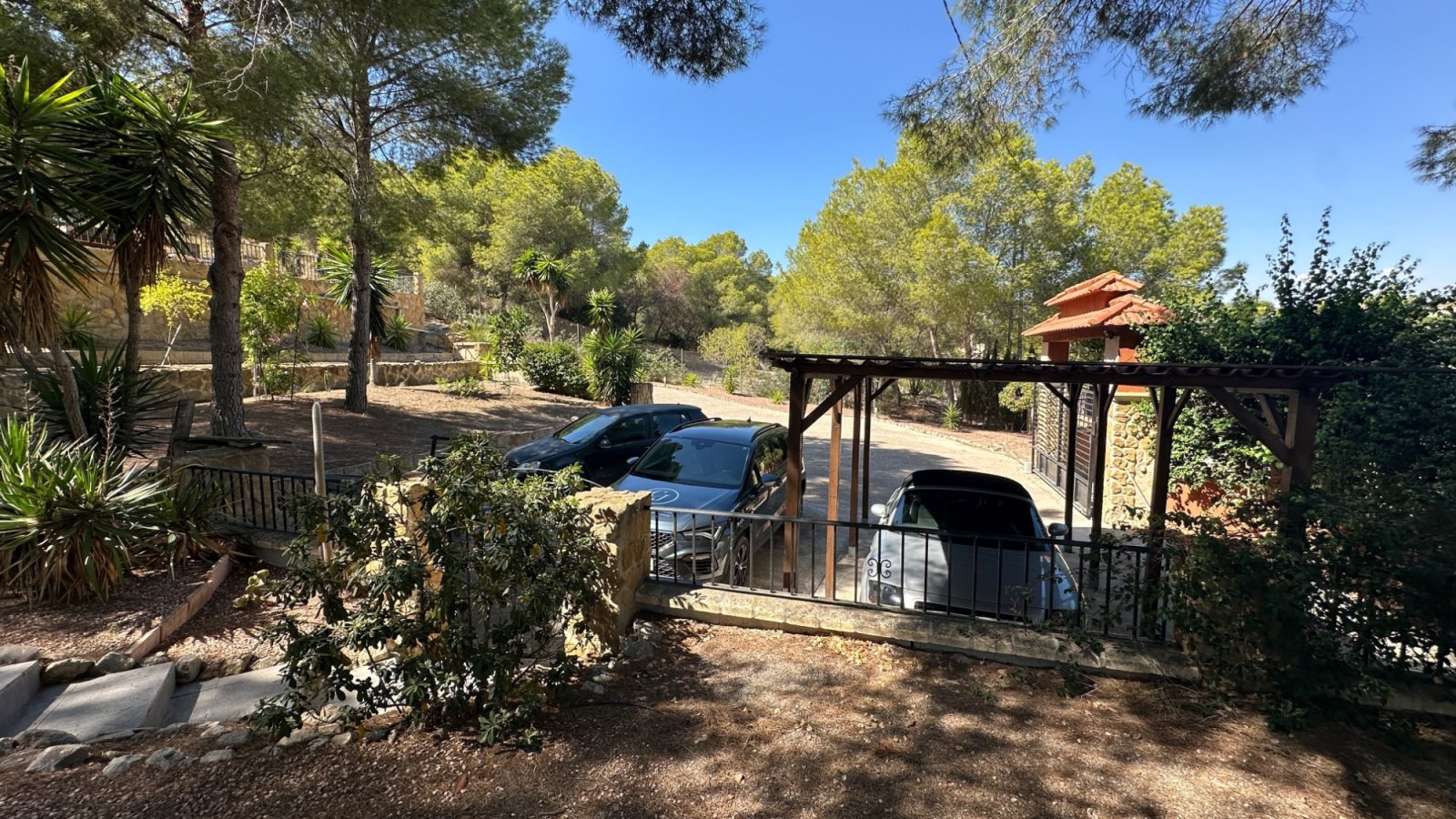 Entfliehen Sie in Ihr eigenes privates Landidyll in Torremendo mit dieser einzigartigen Immobilie, die rustikalen Holzcharme mit modernem Wohnen verb