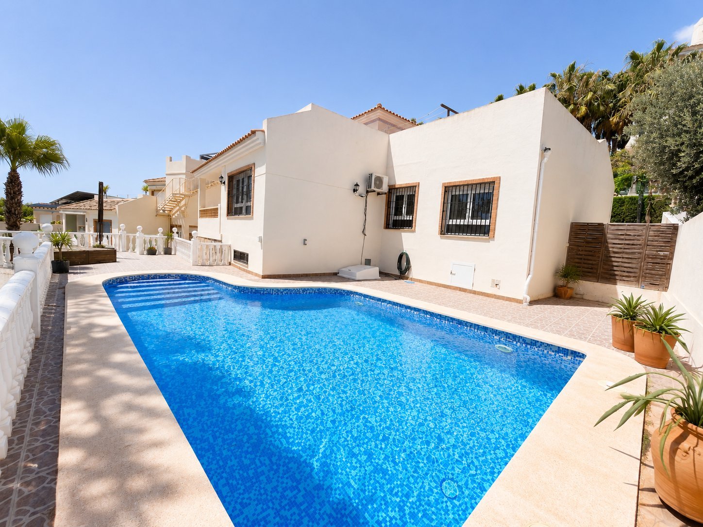We are proud to present this exceptional 5-bedroom, 3-bathroom detached villa, beautifully situated on the prestigious Las Ramblas Golf Course. Set