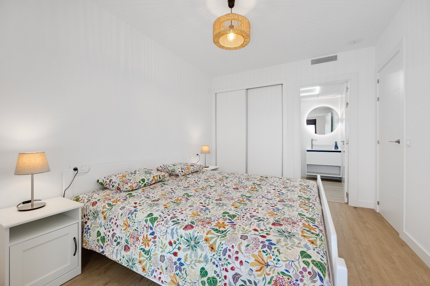 Brandneues Penthouse mit privatem Solarium in Villamartín, PAU 8 Orihuela Costa. Entdecken Sie diese dritte Etage Penthouse mit Aufzug, in der belie