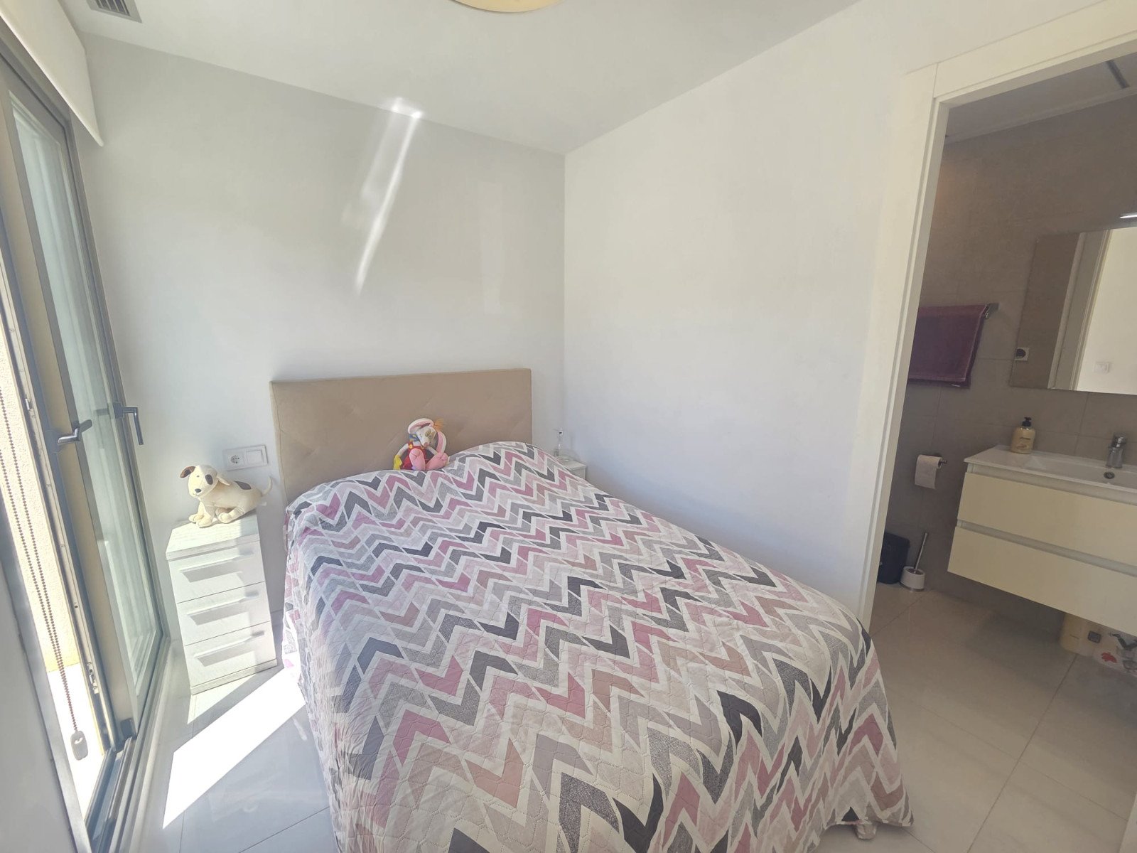 Exklusive, bezugsfertige, moderne und stilvolle, freistehende Luxusvilla mit 3 Schlafzimmern und 3 Bädern en suite. Voll möbliert in ruhiger Lage in