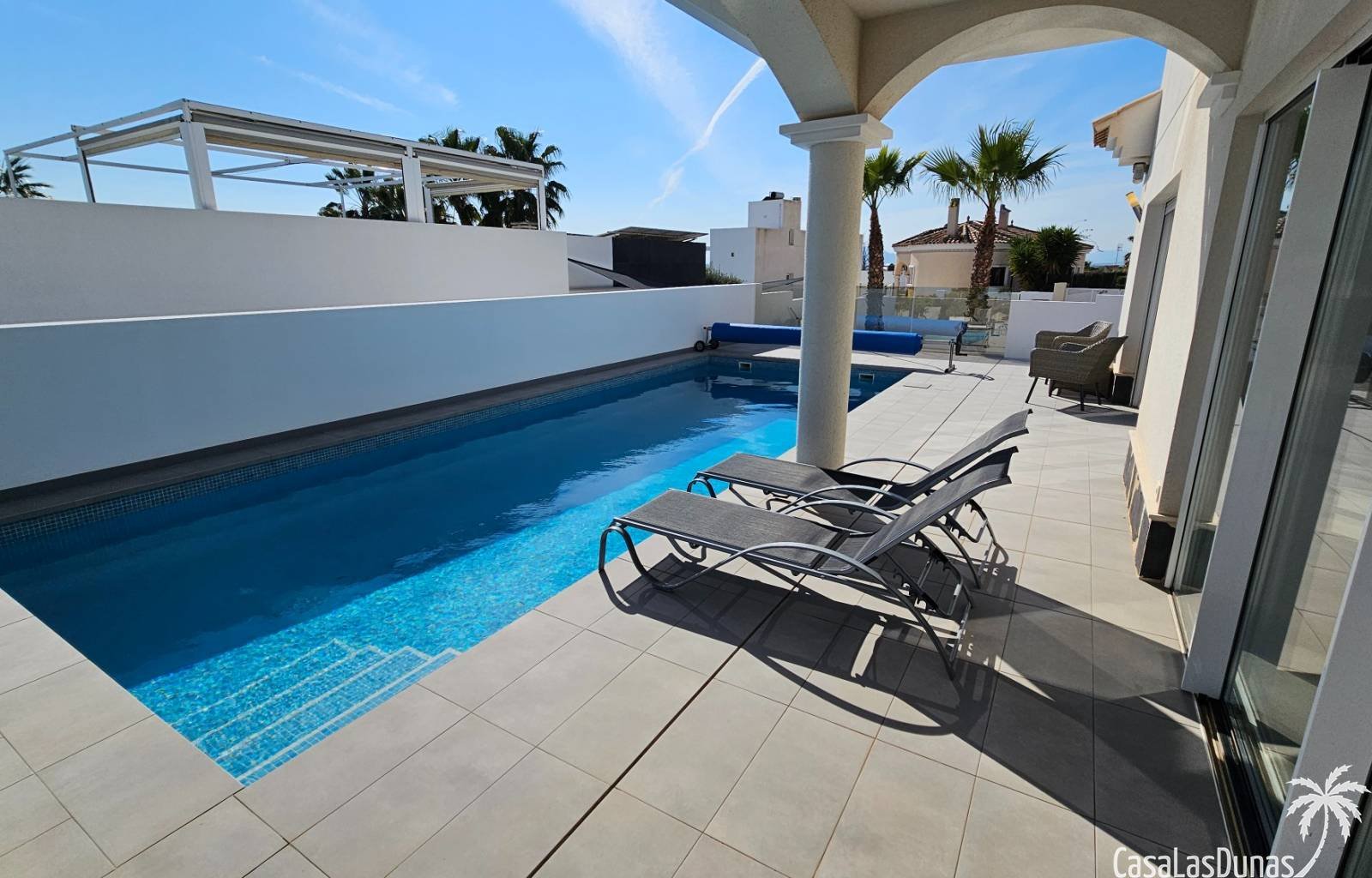 Die Villa Kiro ist ein luxuriöses Refugium im malerischen Dorf La Marina an der spanischen Costa. Diese prächtige Villa erstreckt sich über drei Etag