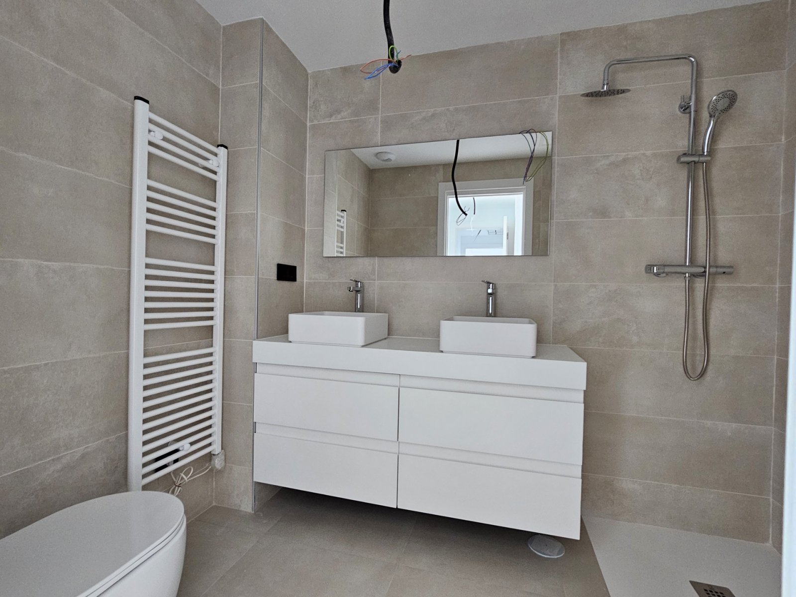 In der charmanten Stadt Calpe gelegen, bietet dieses exklusive Penthouse-Ensemble ein einzigartiges Wohnerlebnis mit beeindruckendem Meerblick. Mit n
