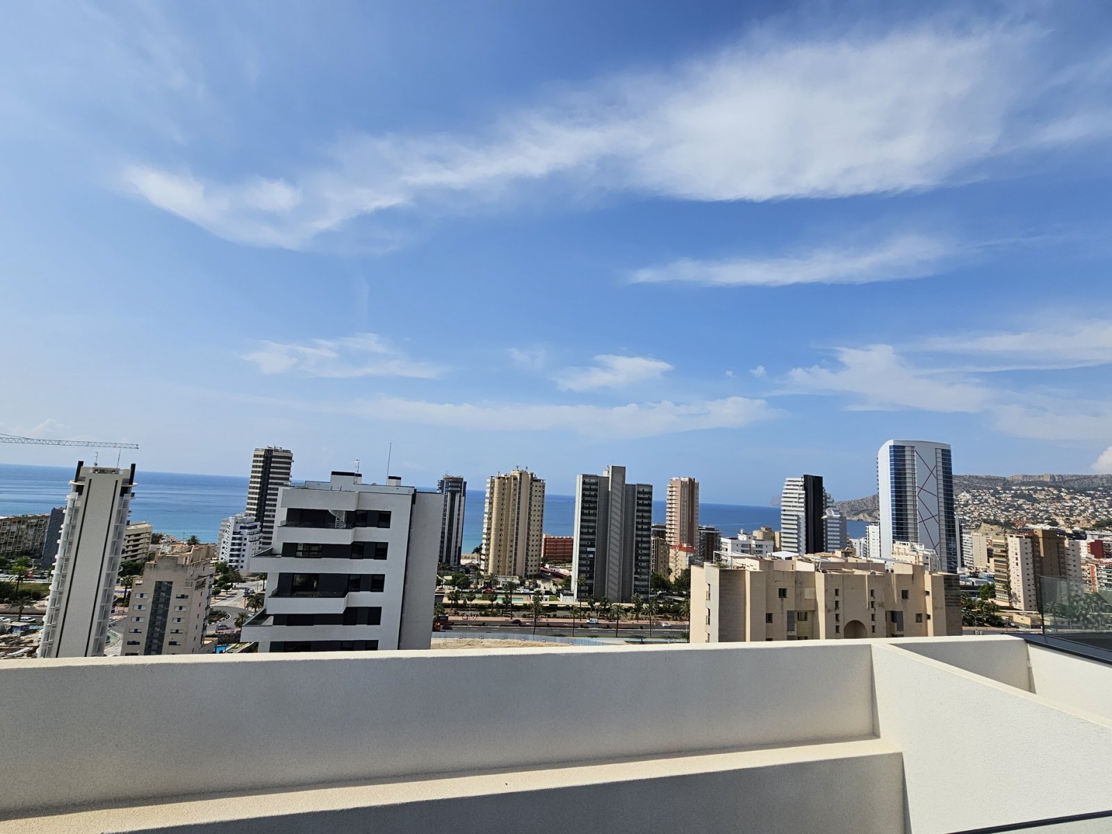 In der charmanten Stadt Calpe gelegen, bietet dieses exklusive Penthouse-Ensemble ein einzigartiges Wohnerlebnis mit beeindruckendem Meerblick. Mit n