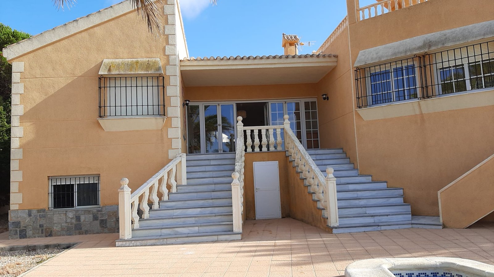 In der charmanten Stadt San Javier gelegen, bietet dieses Reihenhaus ein einzigartiges Wohnerlebnis mit Meerblick. Es wurde für diejenigen entworfen,
